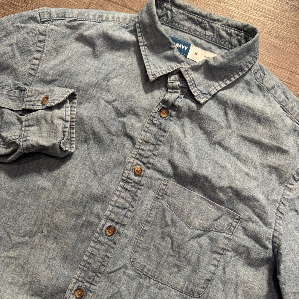 Old Navy Shirt Mens M Blue Chambray Denim 100% Cotton Regular Fit Casual Western